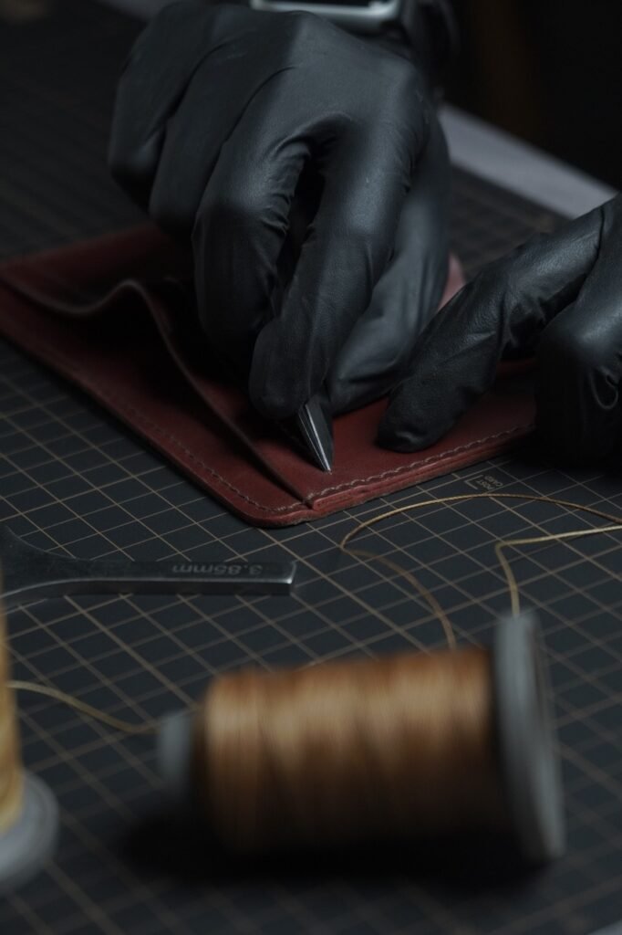 Evaluating Craftsmanship and Quality: Indicators in Alligator Leather Wallets